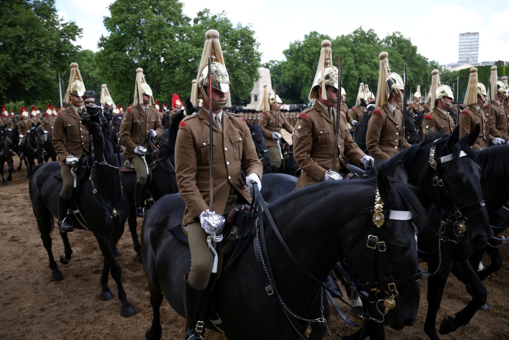 英国举行女王白金千禧年阅兵最后一次彩排
