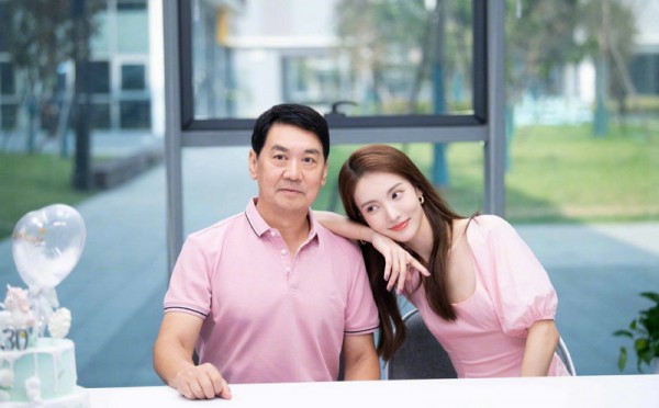 金晨晒与爸爸合照回忆童年金爸样貌英俊