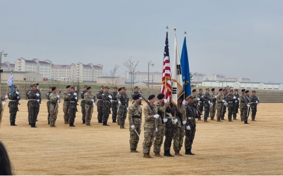 当地时间15日，在平泽汉弗莱兵营举行“韩美联军司令部部队迁址及创建第44周年纪念仪式”。 图自韩媒