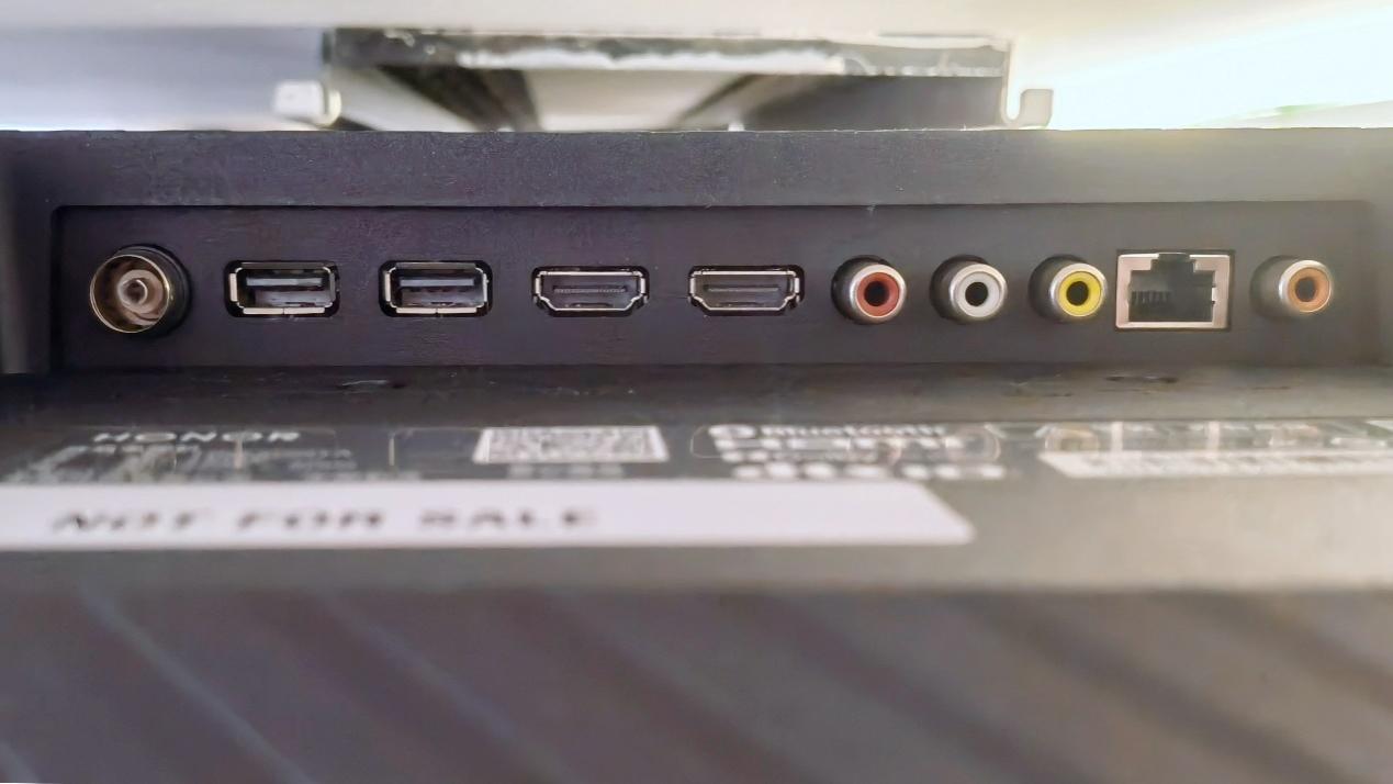 荣耀智慧屏x2的接口集中在背部左侧,设计相当齐全,两个hdmi,两个usb
