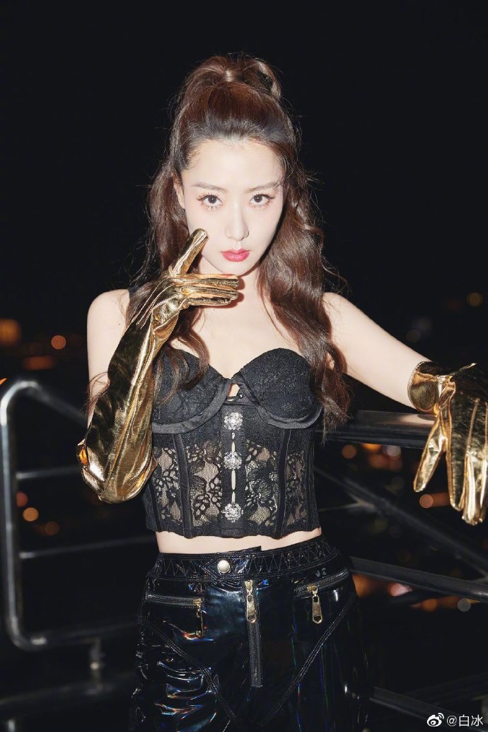 近日,白冰在微博分享一组美图.