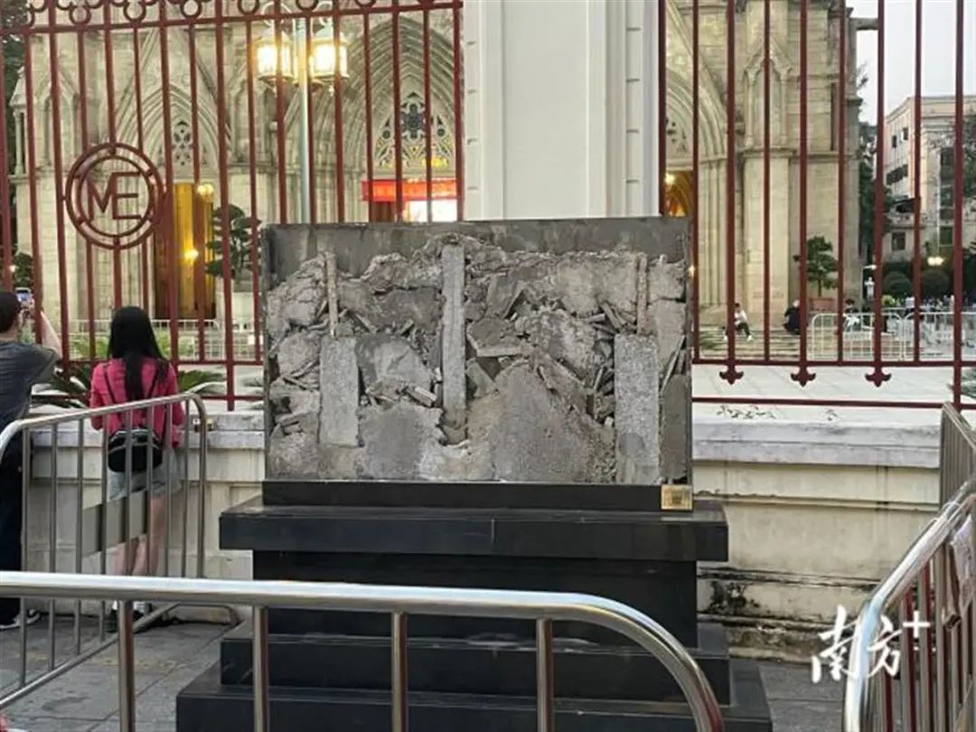 当日19时许，圣心大教堂文保标志碑被围蔽（来源：南方网）