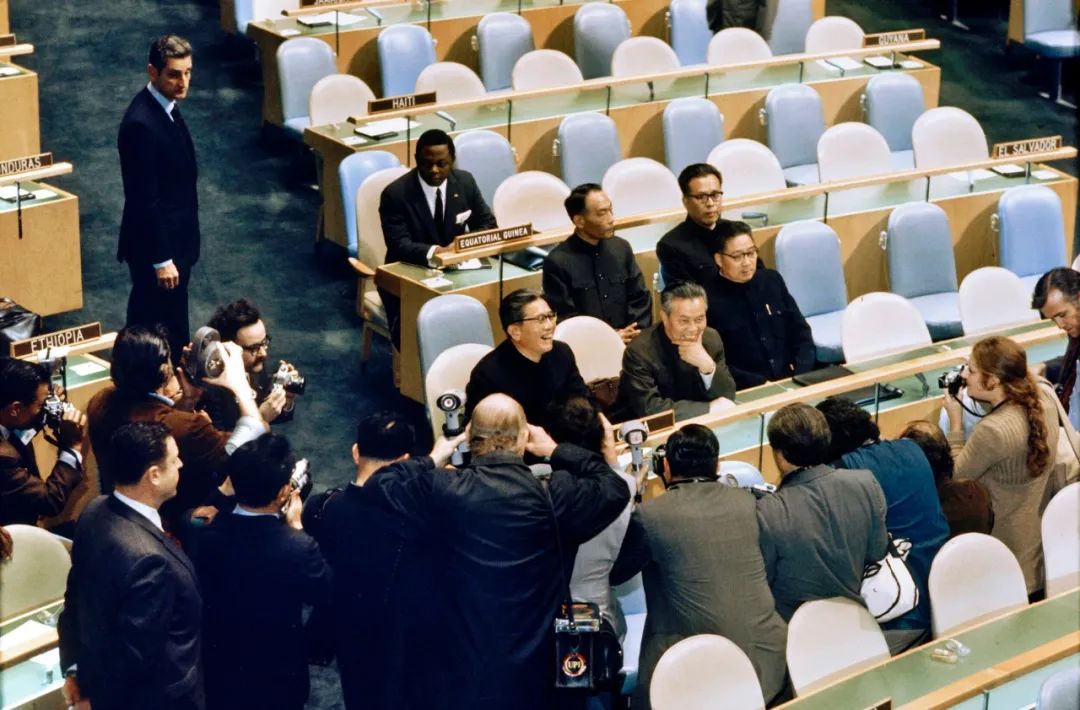 ▲ 1971年11月15日，恢復聯合國合法席位後的中國代表團首次出席第26屆聯大全體會議，被各國記者包圍。