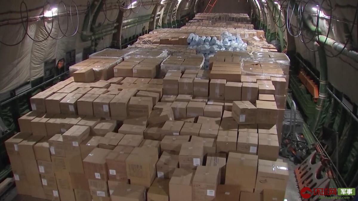 出发前，俄罗斯媒体展示俄军运输机装载的货物。