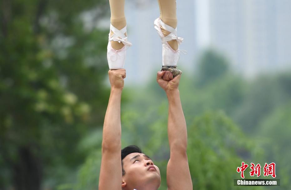 足尖上的艺术 杂技演员展"拳上芭蕾"