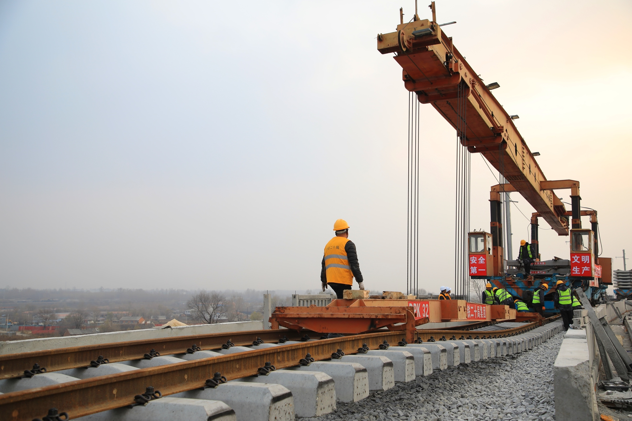 我国最东端快速铁路改造工程佳鹤铁路全线铺轨贯通