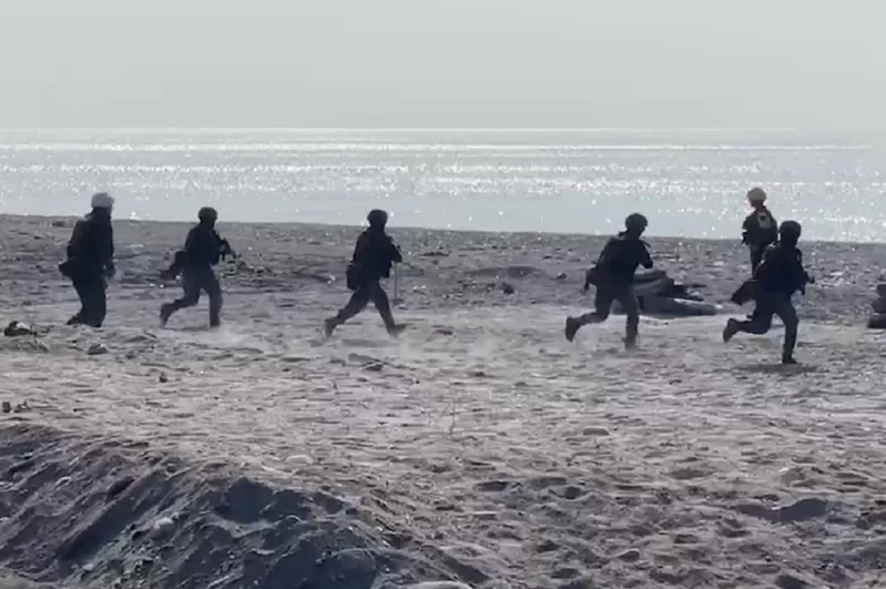 台媒称，台陆军台东地区指挥部17日首次将靶场射击训练移至海边。图自台湾《联合报》