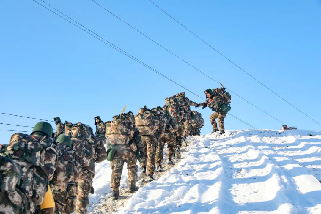 新兵野营拉练图片