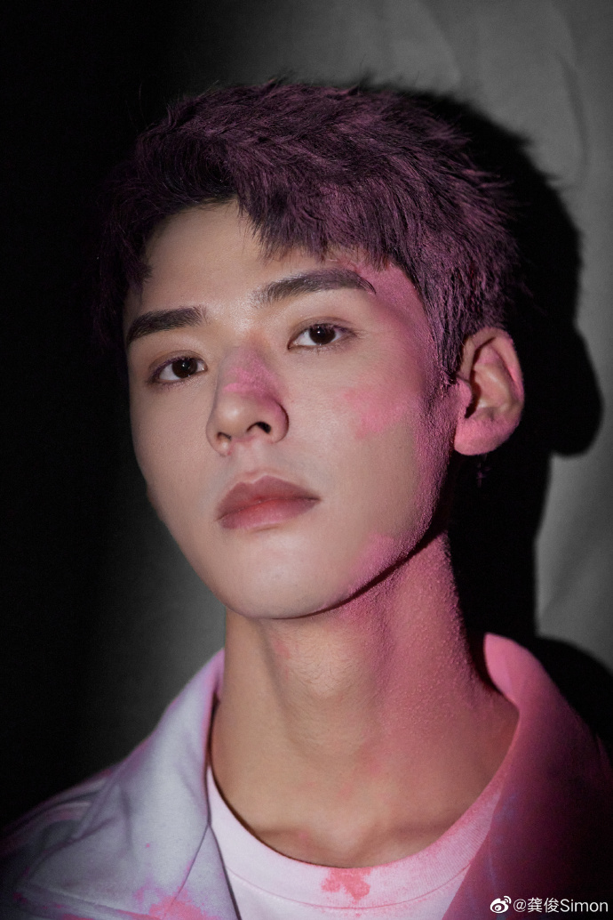 龚俊身着粉色衬衣 清爽帅气 !