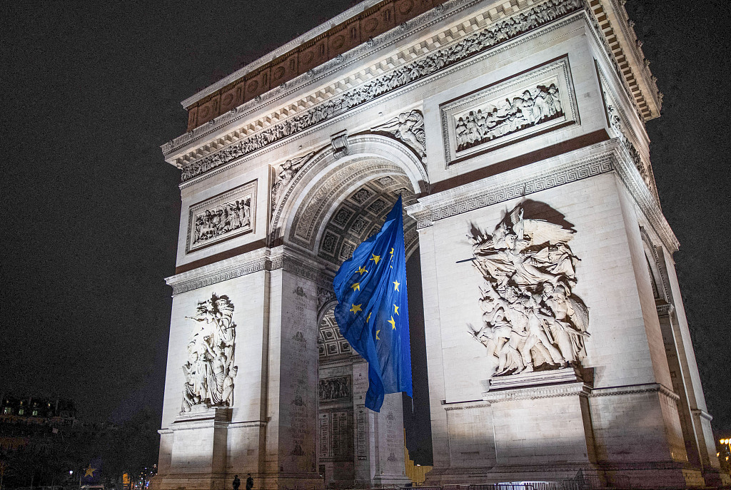法国在凯旋门挂起欧盟旗帜被批“抹杀法国人身份”