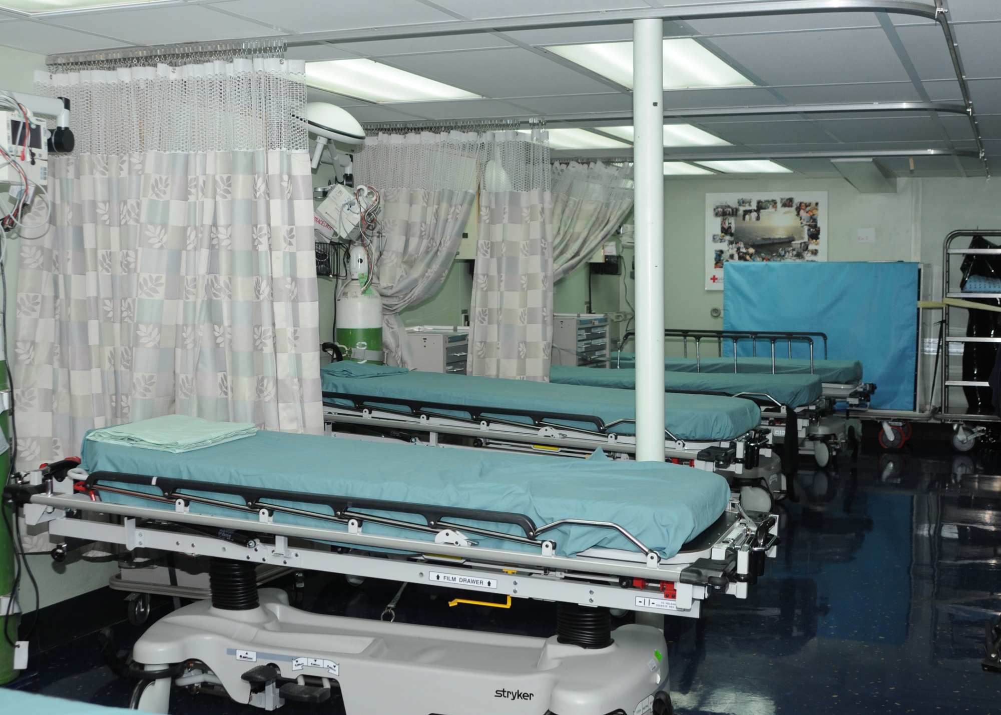 “仁慈”号医院船内部设施画面，拥有1000张病床，还配有手术室等。