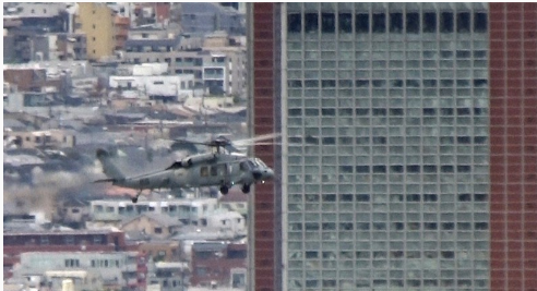 美军直升机在东京都世田谷区低空飞行（图片来源：《每日新闻》）