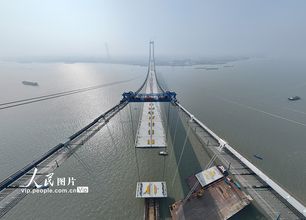 江苏扬州龙潭长江大桥建设稳步推进
