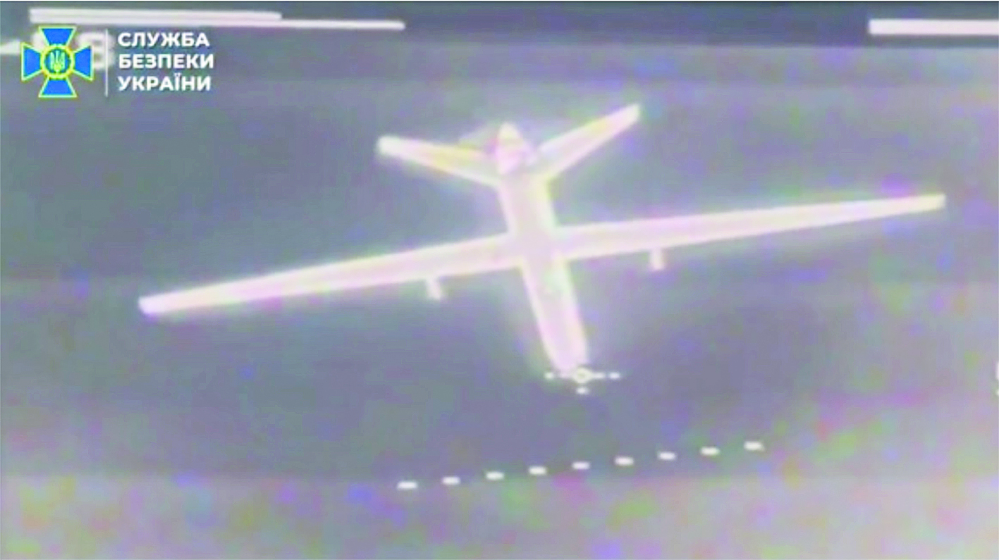 乌克兰安全局发布的据称是乌军FPV最后撞击前拍摄的俄军“猎户座”无人机的影像