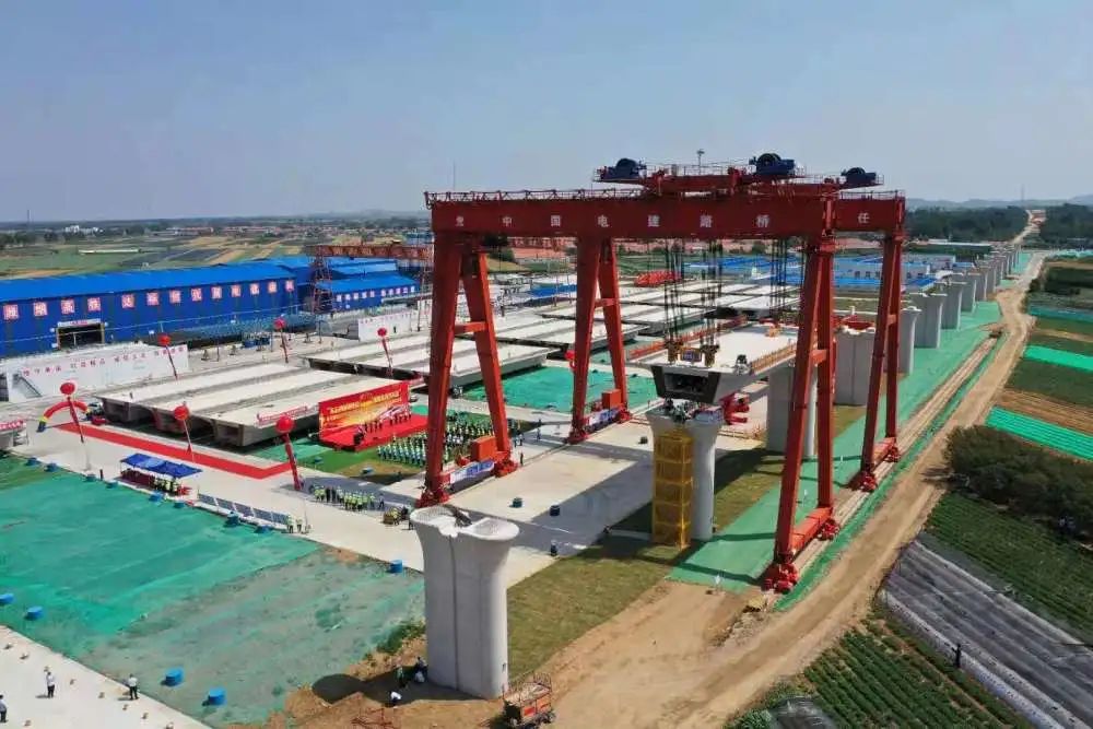 莱荣高铁是国家"八纵八横"高铁网青银通道向山东半岛地区的延伸,线路