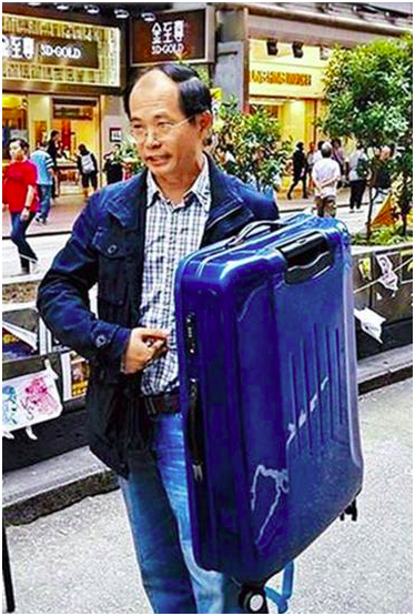陈云曾于占旺区示范以行李箱作盾牌