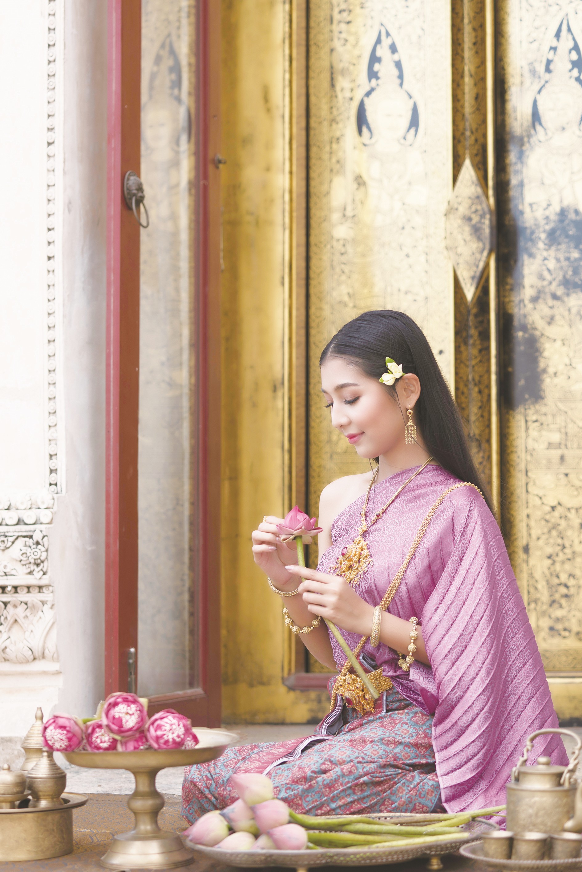 穿着紫色服装的泰国女性