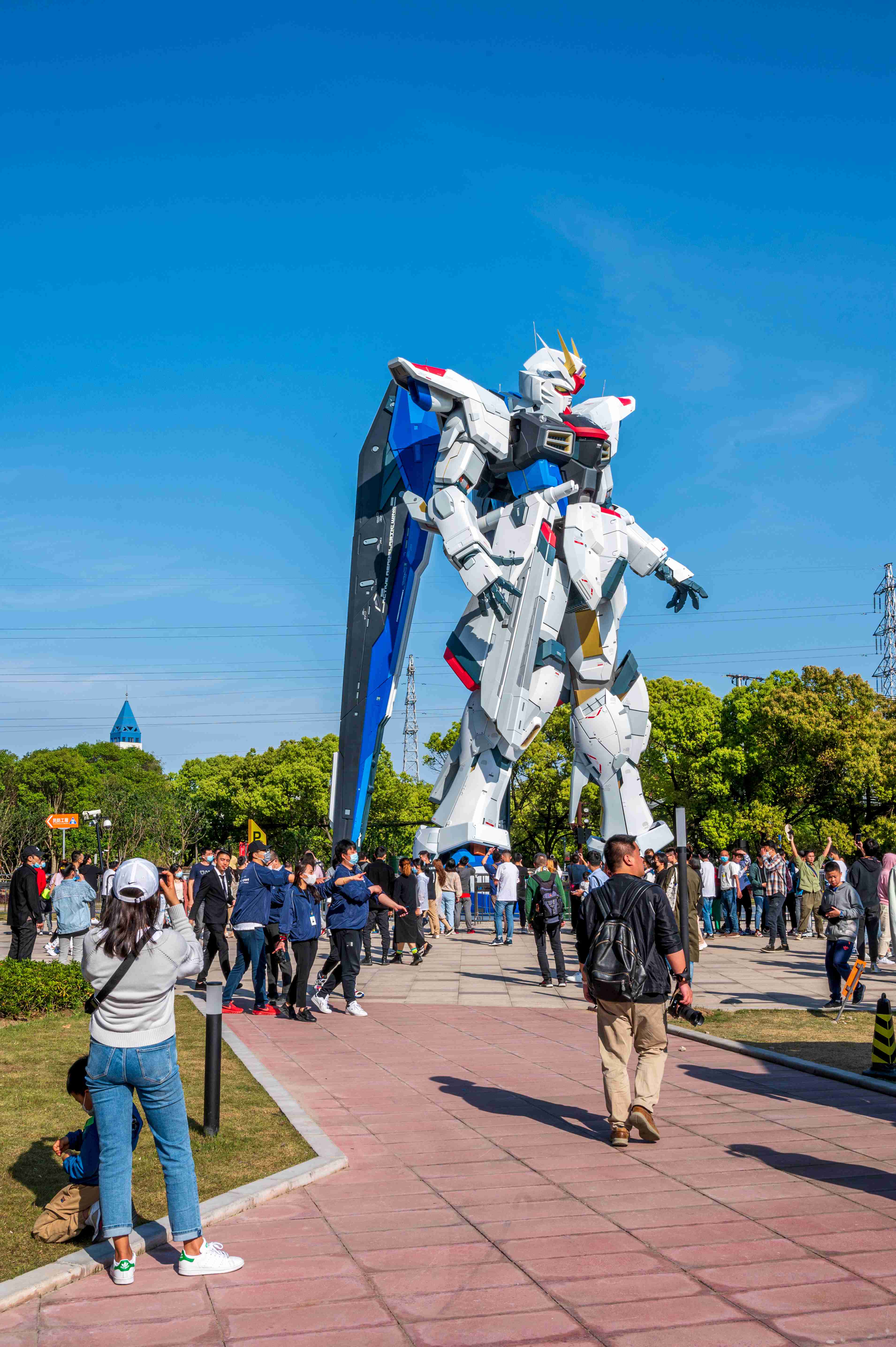 巨型高达亮相上海浦东新区成为网红打卡新标地