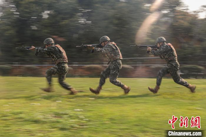 官兵快速出击展开追捕。 刘承润 摄