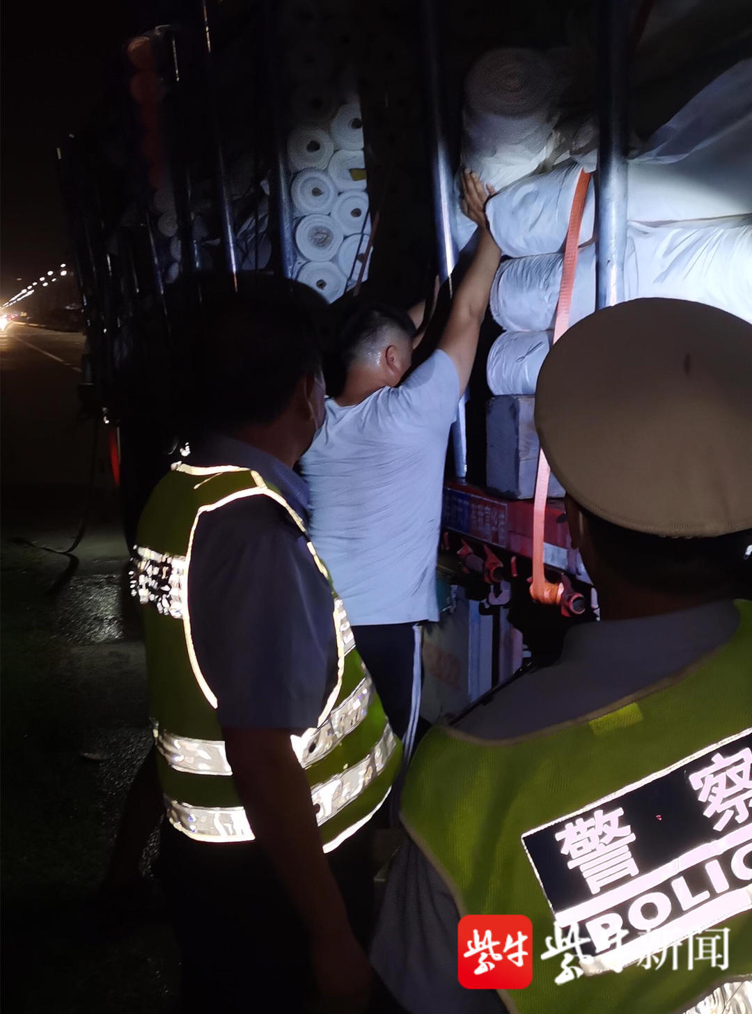 车上货物落又落警车一路追呀追司机这车货老贵了谢谢啊