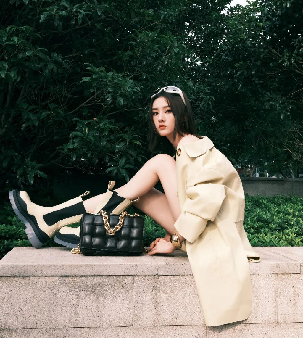 状态超级好的谭松韵她jio上的这双靴子谁穿谁美