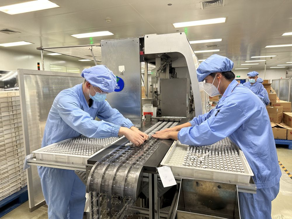 12月27日,津药达仁堂集团股份有限公司第六中药厂生产一线.