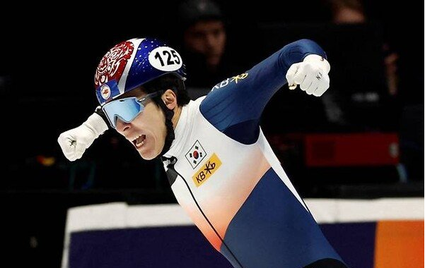 黄大宪以第一名成绩冲过终点线后,做出激烈的庆祝动作,挥拳大喊,但被裁判宣布犯规,无缘金牌 图源:韩媒