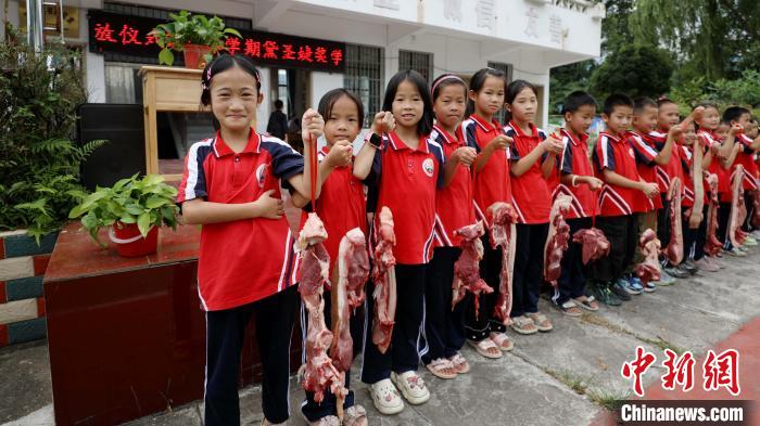 广西侗乡一小学奖励猪肉助勤学