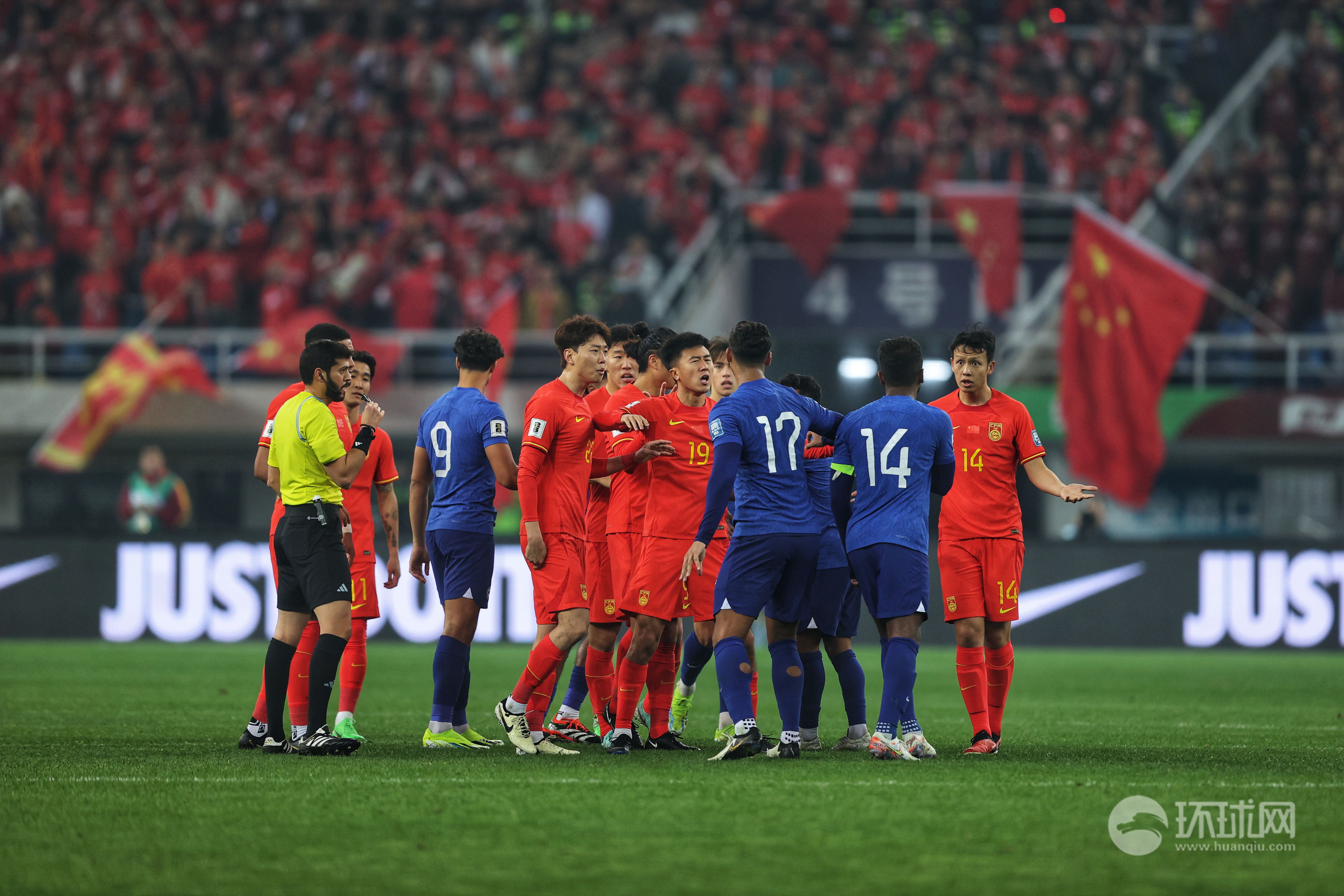 26日晚，在天津举行的2026年国际足联世界杯亚洲区预选赛36强赛C组比赛中，中国男足国家队在天津主场4比1击败新加坡队，结束了队伍自11月以来正赛不胜的尴尬纪录。（记者崔萌 卢文骜）