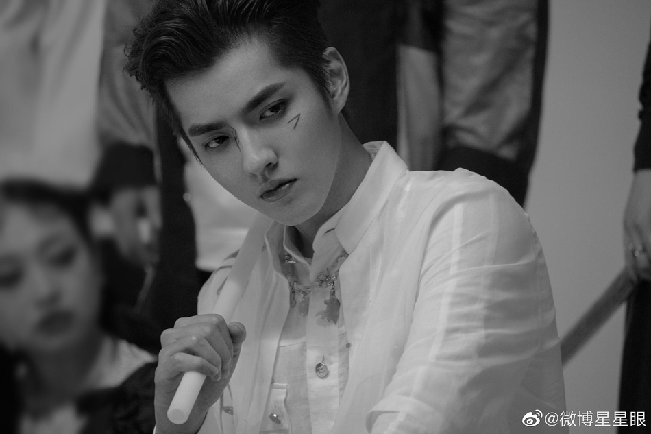 吴亦凡国风红叶妆造型曝光 酷帅有型清秀儒雅