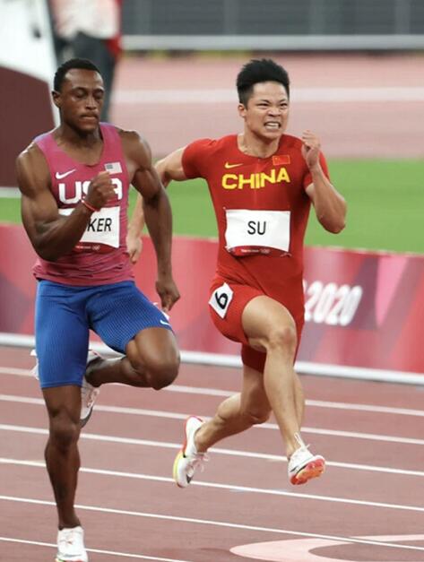 苏炳添在决赛中奋力奔跑（图片来源：时事通讯社）