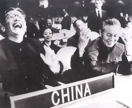 中国代表团笑逐颜开。左为中国外交部副部长乔冠华，右为中国常驻联合国代表黄华图源：人民网