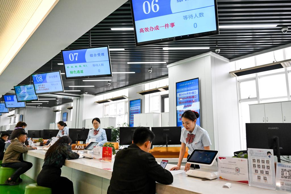 在内蒙古鄂尔多斯市东胜区政务服务中心，工作人员办理民营企业相关业务（2025年4月16日摄）。新华社记者 李志鹏 摄