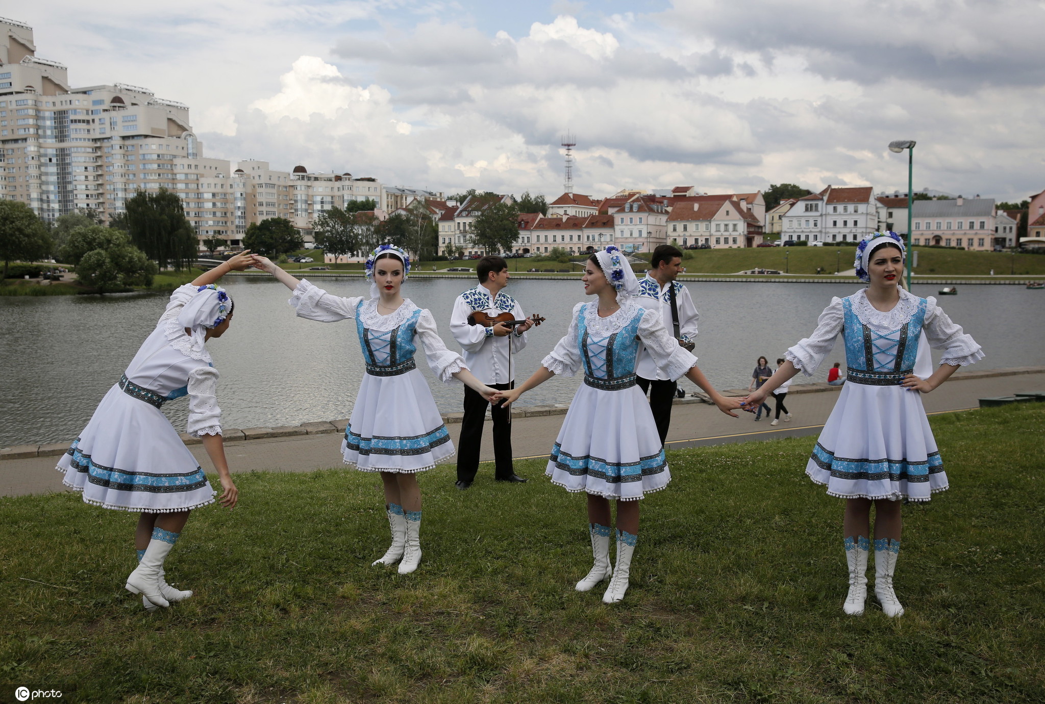 白俄罗斯国家歌舞团在我校举办专场演出