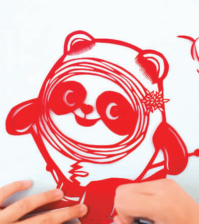 河北省唐山市的小朋友制作的北京冬奥会吉祥物冰墩墩