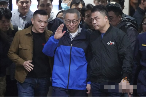台湾民众党主席柯文哲（中）于27日以3000万元新台币获准保释。图源：台湾“中央社”