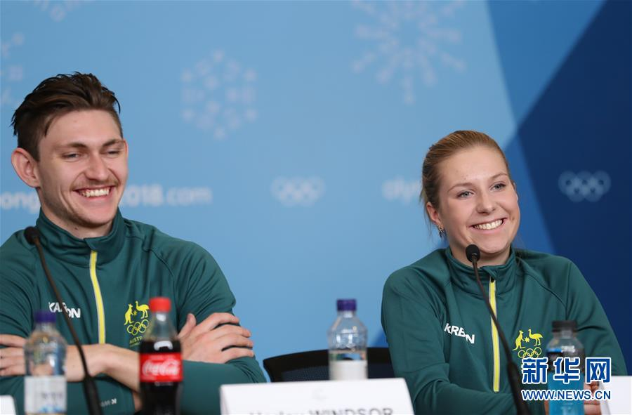 2018年2月8日，叶卡捷琳娜·亚历山德罗夫斯卡娅（右）在发布会上