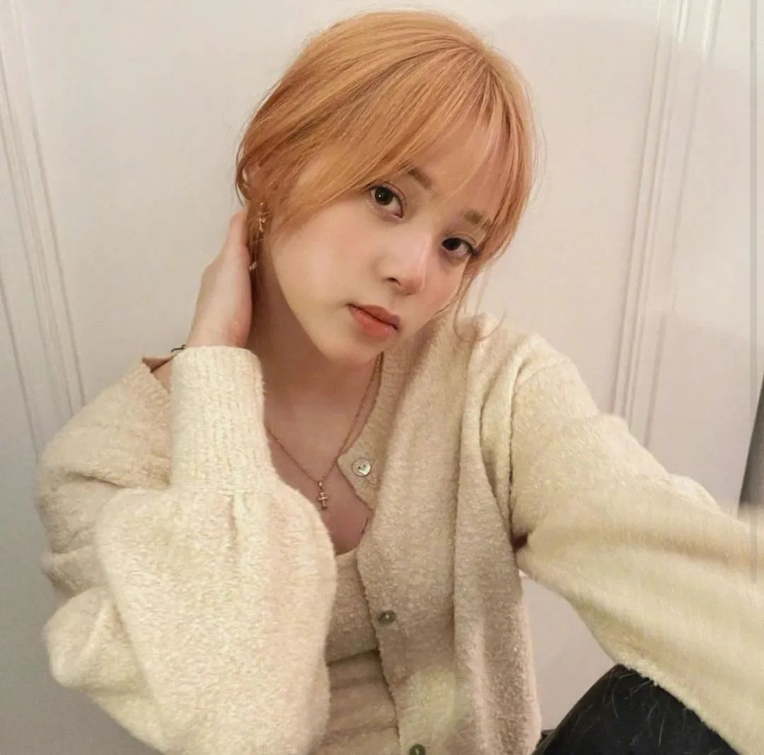 欧阳娜娜的玫瑰金发太应季了