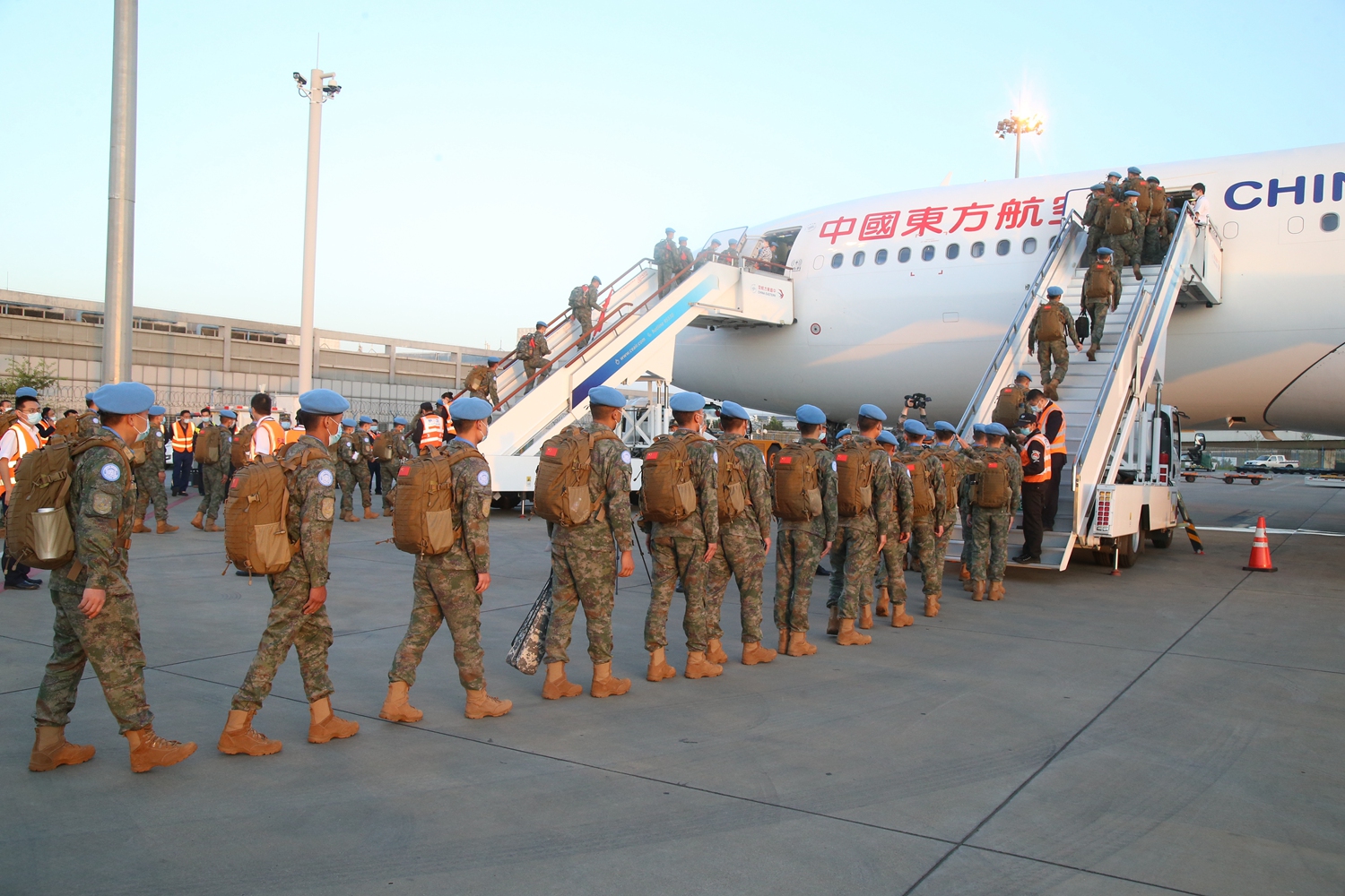 中国第十九批赴黎巴嫩维和部队第一梯队出征