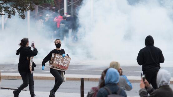 当地时间5月31日，在蒙特利尔，抗议者示威游行，躲避警察