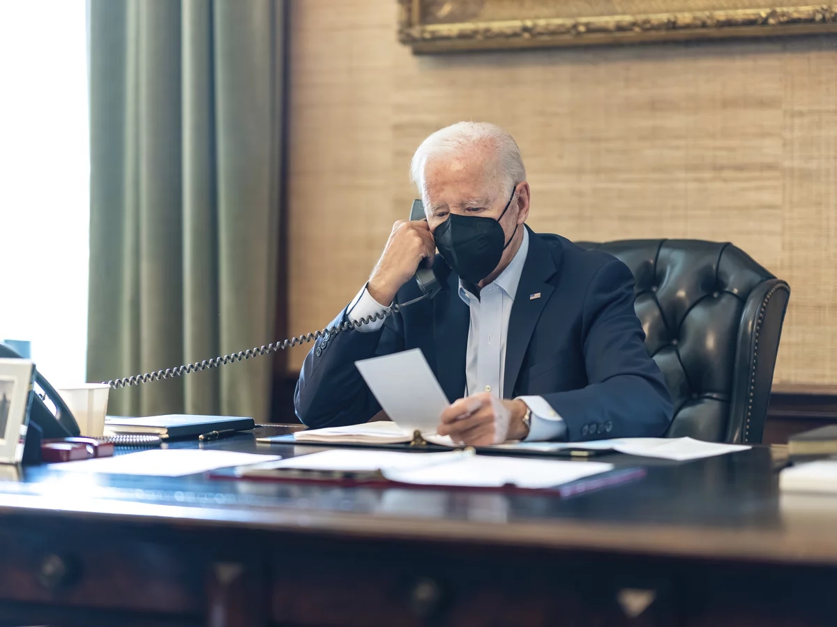 当地时间7月22日，美国总统拜登在白宫与他的国安团队通了电话。图自NPR
