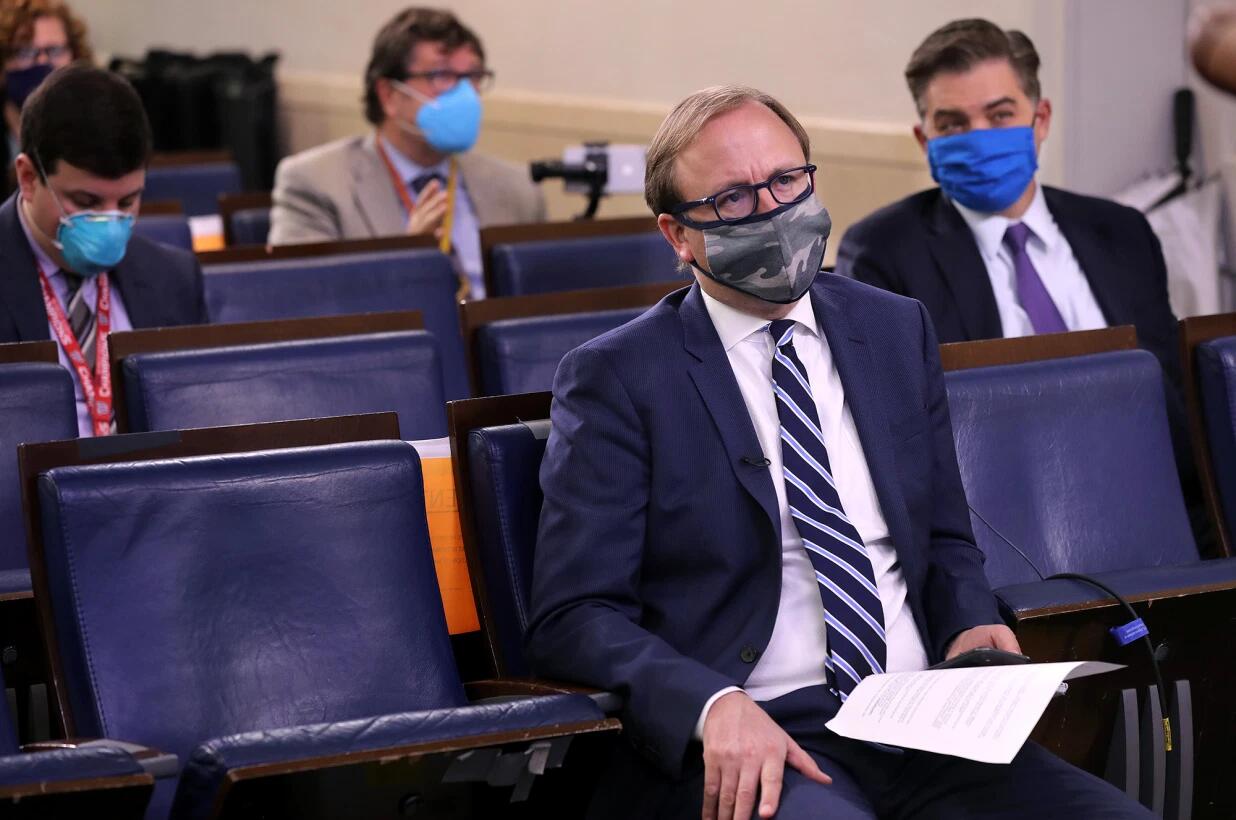 白宫简报会上，记者们都戴着口罩。