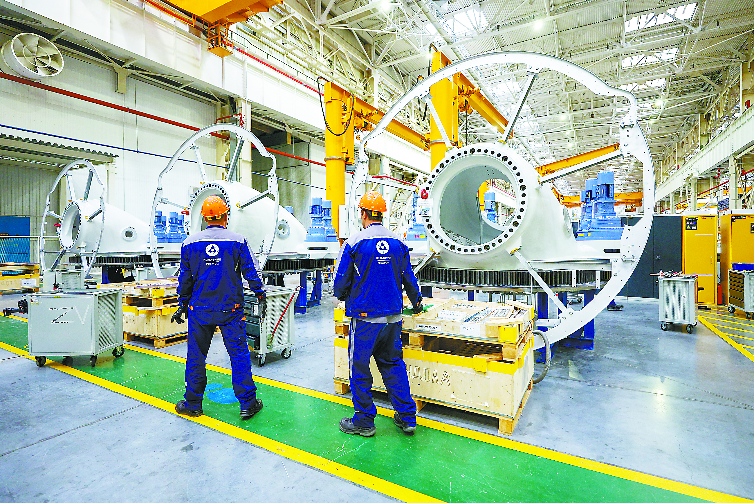 工人在隶属俄罗斯国家原子能集团公司的工厂车间工作。