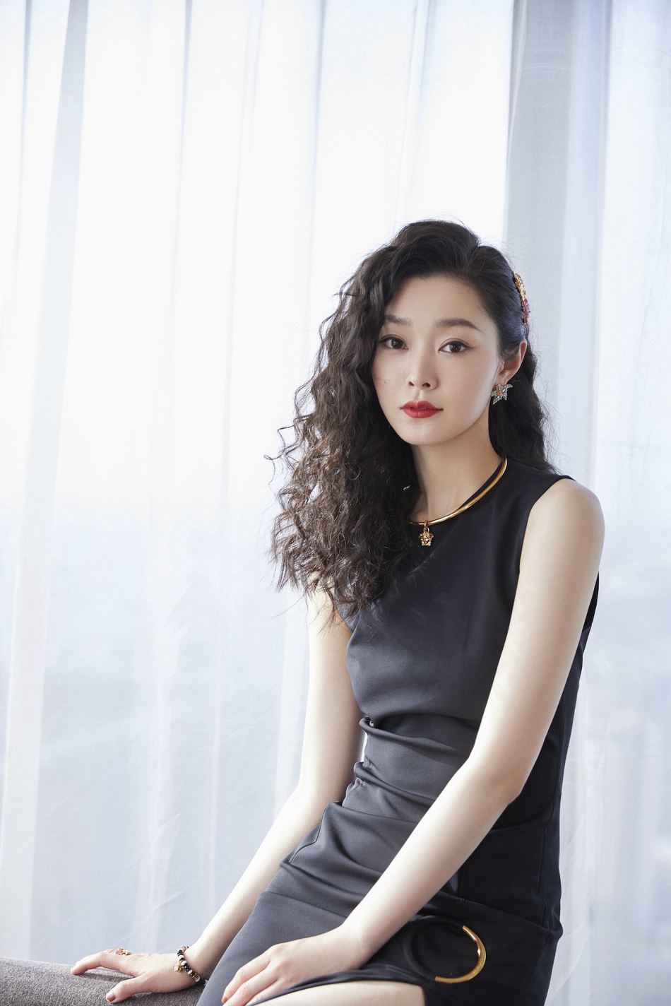 宋轶羊毛卷造型出镜海星裙演绎复古摩登