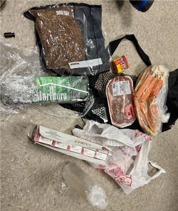 南卡罗来纳州惩教部门帖文配图显示，被查获的包裹中包含牛排、蟹腿、大麻等物品。