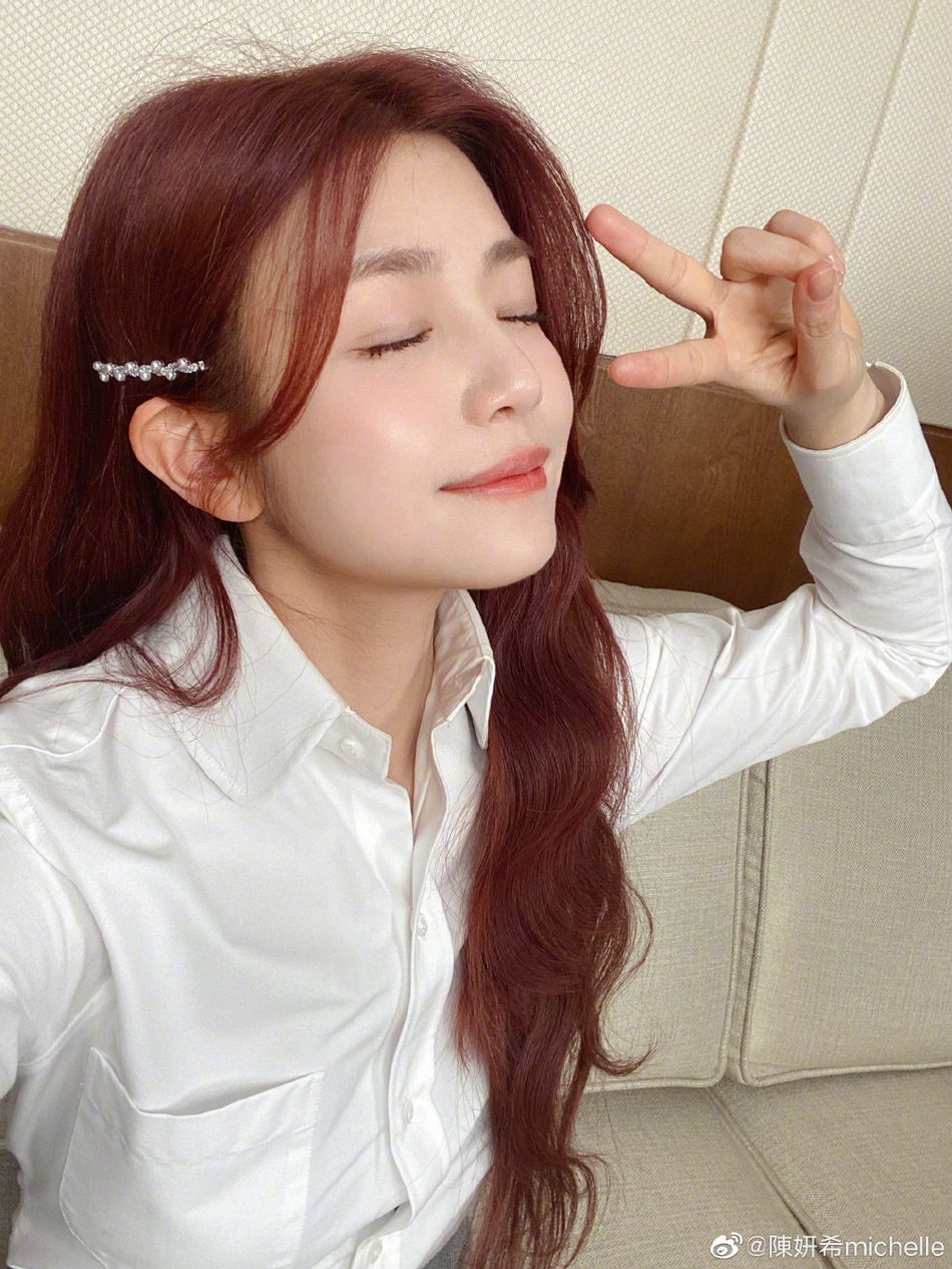 陈妍希晒甜美自拍对镜比耶可爱清纯