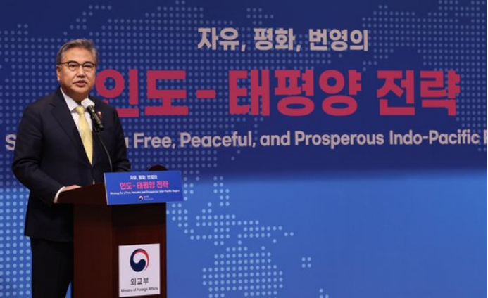 韩国外交部长官朴振28日面向200余名各国驻韩外交人士主持召开韩版“印太战略”说明会。 图自韩媒