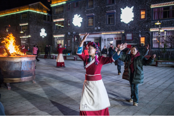 每天晚上，当地市民和外地游客都会聚到广场上跳民族舞蹈。（拍摄：单劼）