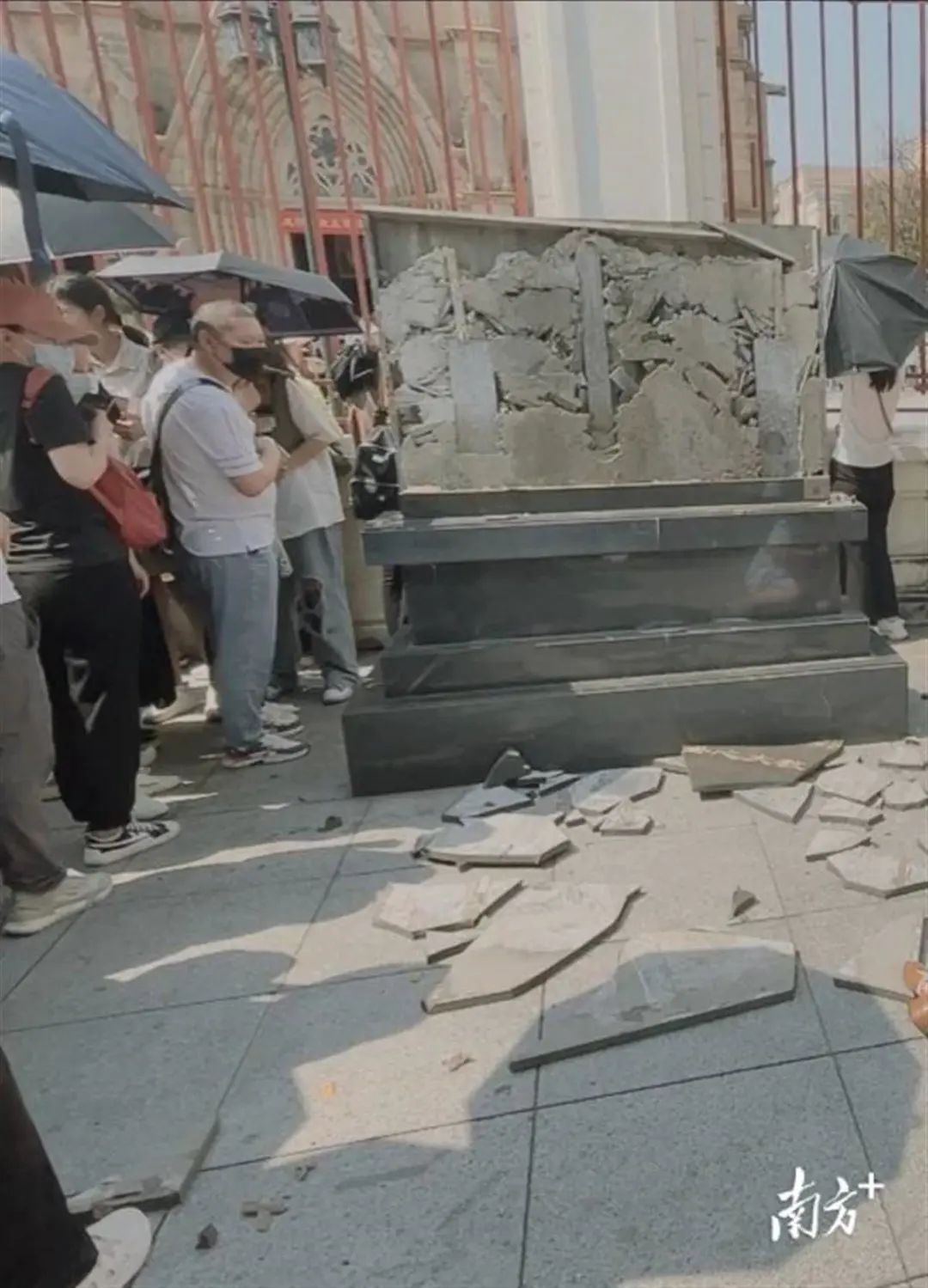 圣心大教堂文物保护标志碑的碑面脱落（来源：南方网）