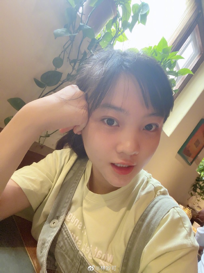 林妙可晒自拍近照化淡妆皮肤白皙青春气息十足